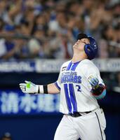 １回、先制となる左越え２ランを放ち、生還時に天を見上げる牧（撮影・伊藤笙子）