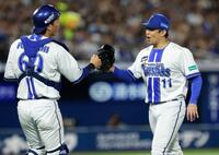 初回、１死満塁のピンチをしのぎ、古市（左）とグータッチする東（撮影・伊藤笙子）