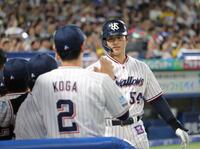 ４回、２ランを放ち、ナインとタッチを交わす田中（撮影・西岡正）