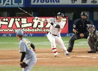 ７回、同点ソロを放つ代打・丸山和（撮影・金田祐二）