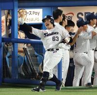 １回、左中間に２ランを放ち喜ぶ増田（撮影・金田祐二）