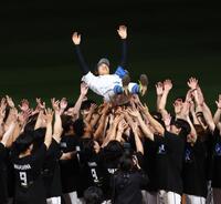 引退セレモニーで胴上げされる中島（撮影・中島達哉）