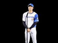 引退セレモニーであいさつする中島（撮影・中島達哉）