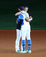 引退セレモニーで田中賢介氏（右）と抱擁する中島（撮影・中島達哉）