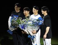 引退セレモニーで花束を受け取り、記念撮影に応じる（左から）鍵谷陽平氏、谷元圭介氏、中島、西川（撮影・中島達哉）