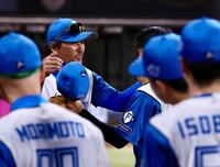 ７回、交代を告げられ、新庄監督（左）に迎えられる中島（撮影・中島達哉）