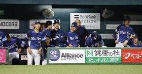　ソフトバンクに敗れ、引き揚げる西武ナイン