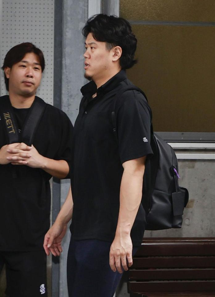 　楽天戦が雨天中止となり、引き揚げるソフトバンク・上茶谷＝楽天モバイルパーク