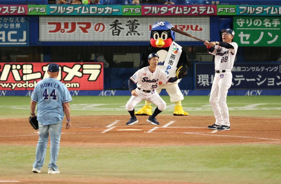 ジャック・ハウエル氏の投球の打席に立つ池山監督（撮影・金田祐二）