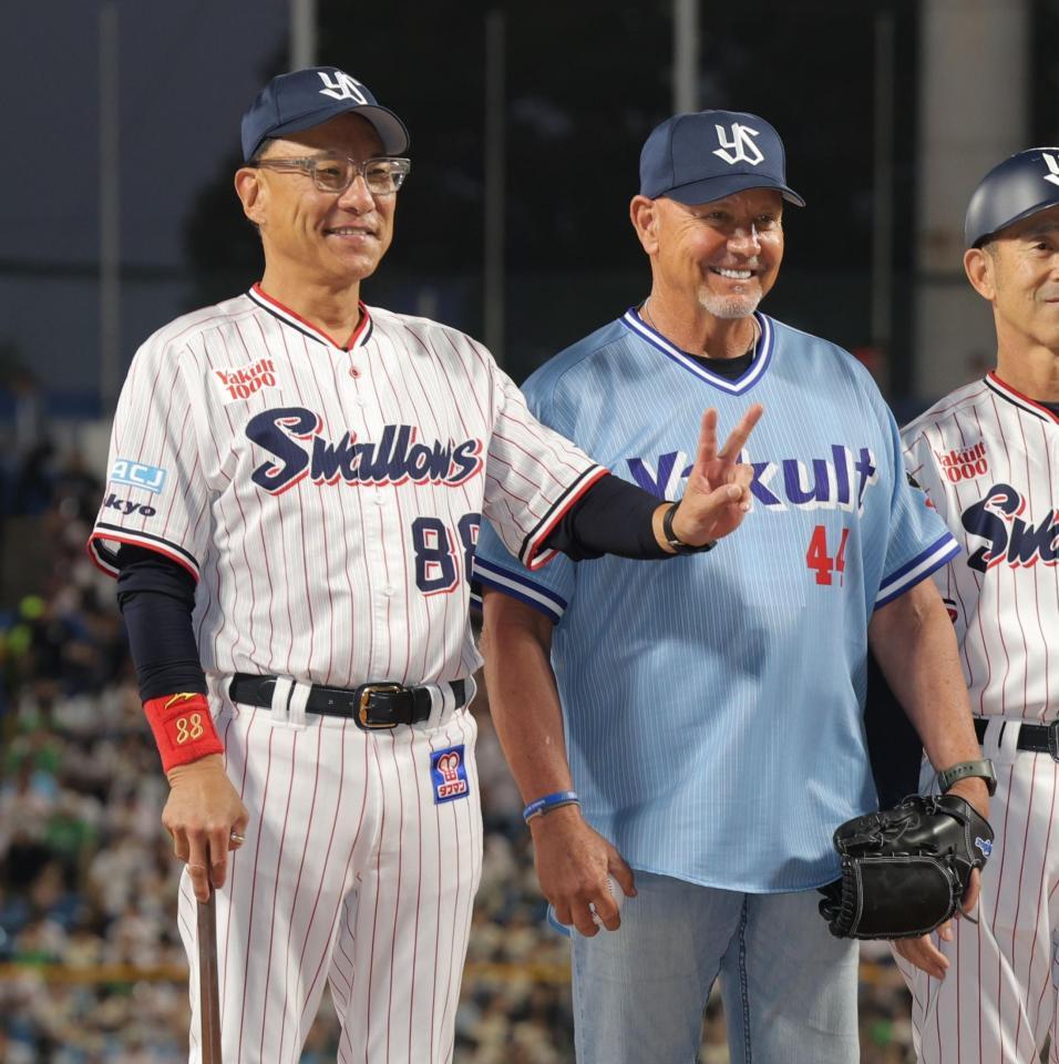池山監督（左）と記念撮影するジャック・ハウエル氏（撮影・西岡正）