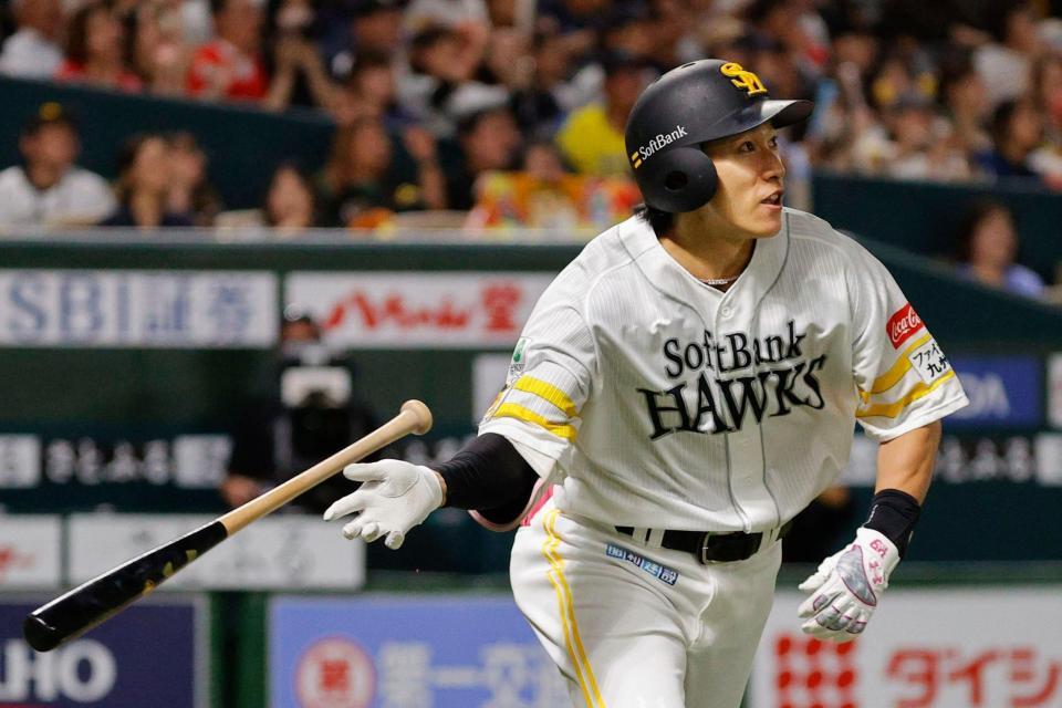 ７回、柳田が右越えに３ランを放つ