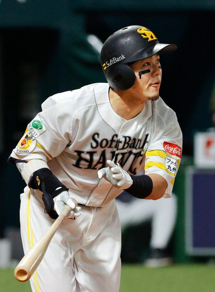 ２回、牧原大が右越えに先制２ランを放つ