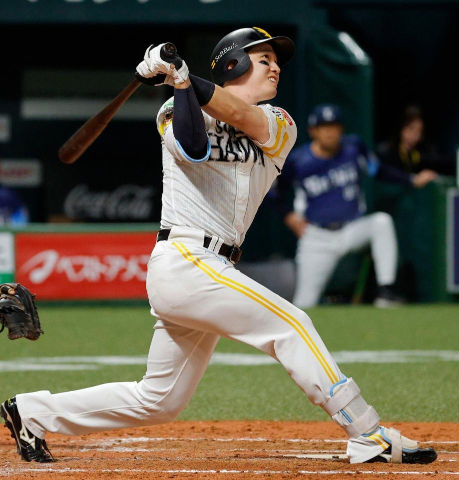 ８回、栗原が右越えに本塁打を放つ