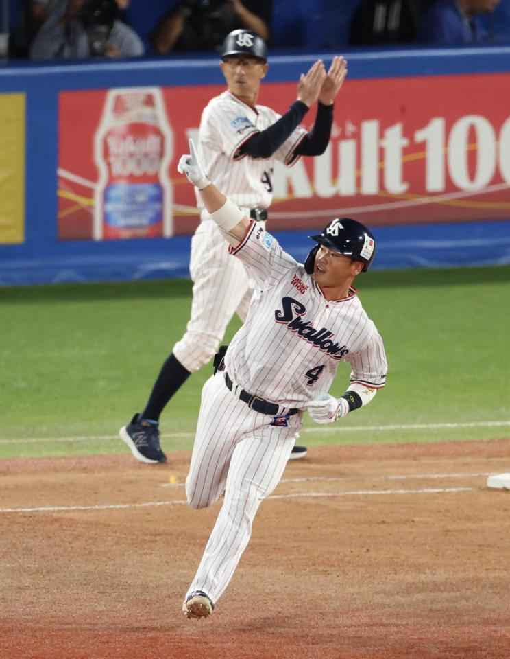 ７回、同点ソロを放ち喜ぶ代打・丸山（撮影・金田祐二）