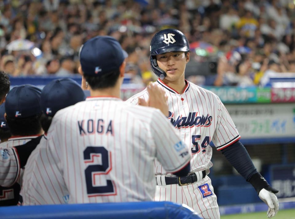 ４回、２ランを放ち、ナインとタッチを交わす田中（撮影・西岡正）