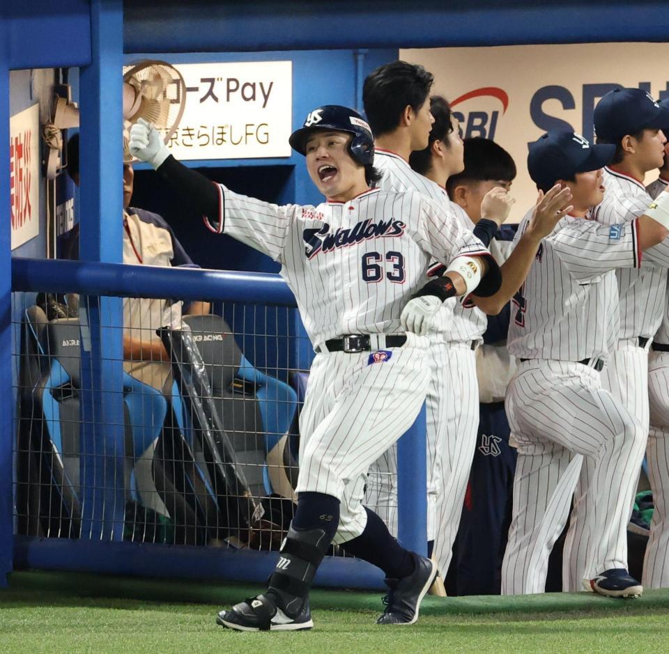 １回、左中間に２ランを放ち喜ぶ増田（撮影・金田祐二）