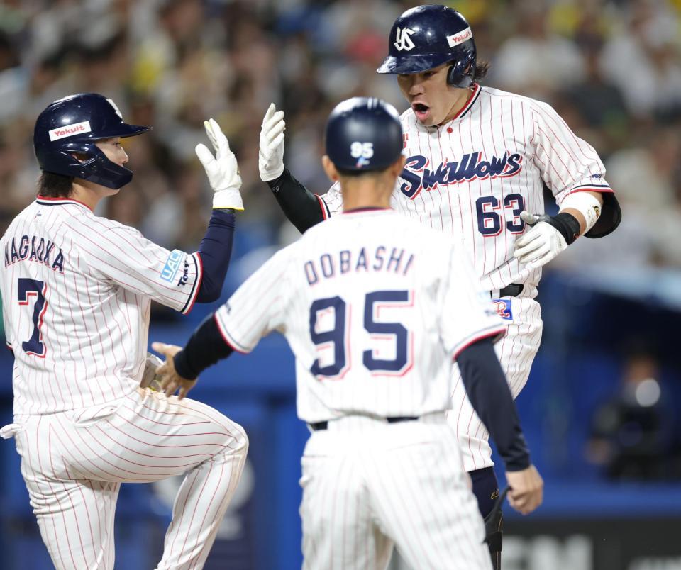 １回、２ランを放ち、ジャンプして生還する増田（撮影・西岡正）