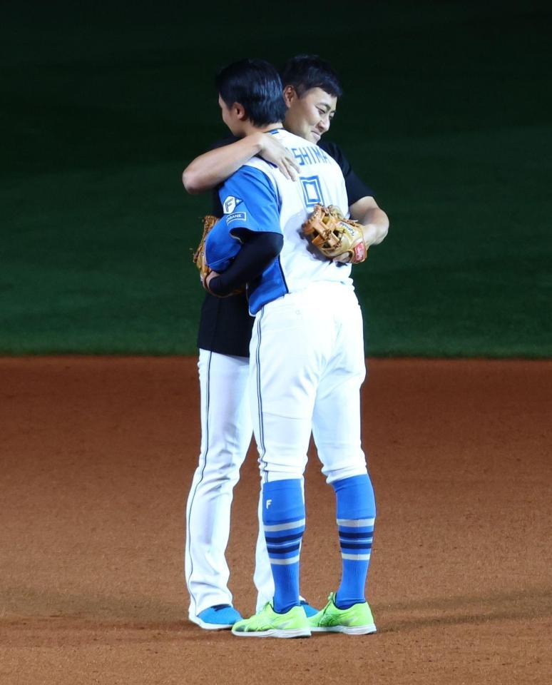引退セレモニーで田中賢介氏（右）と抱擁する中島（撮影・中島達哉）