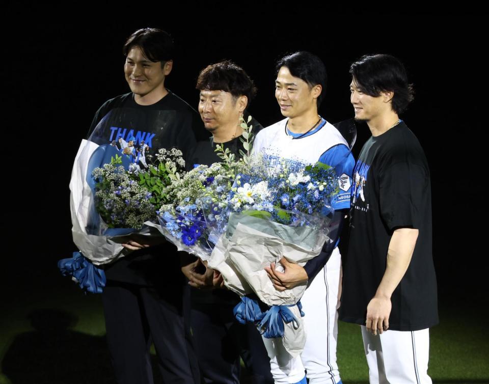 引退セレモニーで花束を受け取り、記念撮影に応じる（左から）鍵谷陽平氏、谷元圭介氏、中島、西川（撮影・中島達哉）
