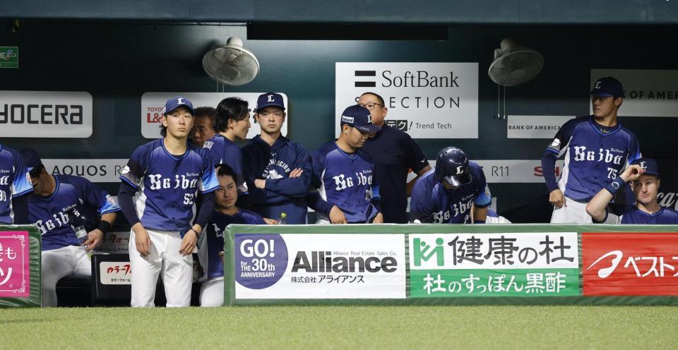 　ソフトバンクに敗れ、引き揚げる西武ナイン