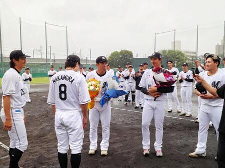 引退を発表した唐川（右から２人目）、角中（中）は２軍本拠地最終戦に出場し花束を手渡される