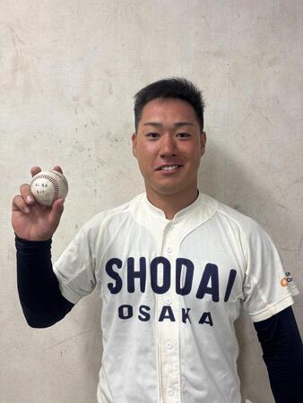 リーグ本塁打記録に並び、記念球を持って笑顔を見せる春山