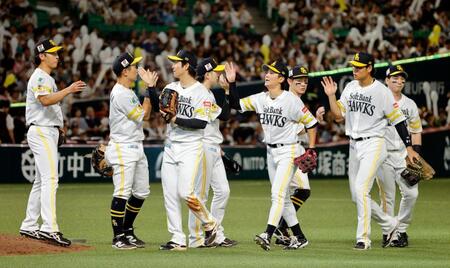 西武に勝利しタッチを交わすソフトバンクナイン