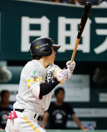 ６回、柳田がこの試合４安打目となる左前打を放つ
