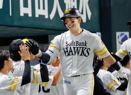 ６回、３ランを放ちナインに迎えられる栗原