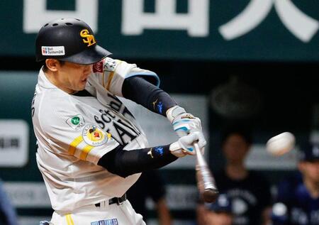 ５回、山本祐が左中間に３ランを放つ