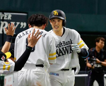５回、３ランを放ちナインに迎えられる山本祐