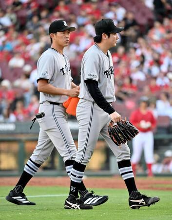 ６回途中、治療のためベンチへ下がる巨人・竹丸（右）。このまま降板した