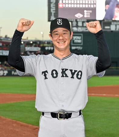 広島に勝利し、笑顔でポーズをとる中川