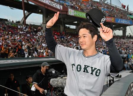 広島に勝利し、ファンの歓声に応える中川