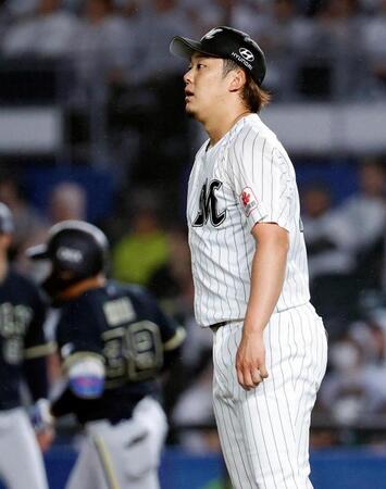 ８回、オリックス・池田（奥）に決勝本塁打を浴びた鈴木