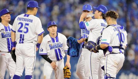 ６回表、同点とされマウンドに集まるＤｅＮＡナイン