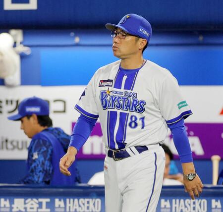 ７回を終え、選手交代でベンチを出る相川監督