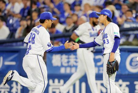 ２回を投げ終え、好守を見せた勝又（左）を迎える深沢