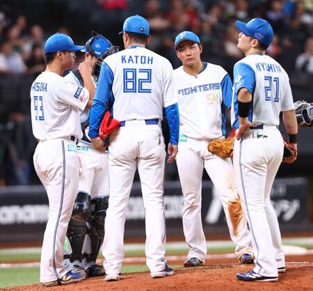 １２回、マウンドに集まる松岡（左）ら日本ハムナイン（撮影・中島達哉）