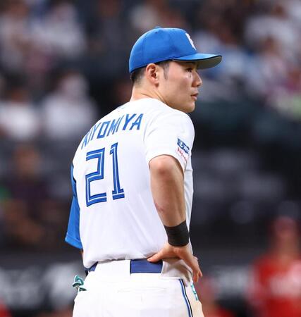 １２回、自身の悪送球で勝ち越しを許した清宮幸（撮影・中島達哉）