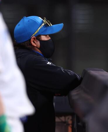 １２回、清宮幸の適時失策で勝ち越しを許し、がっくりする新庄監督（撮影・中島達哉）