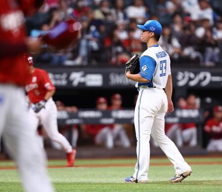 １２回、打者・小深田に押し出し四球を与える松岡（撮影・中島達哉）