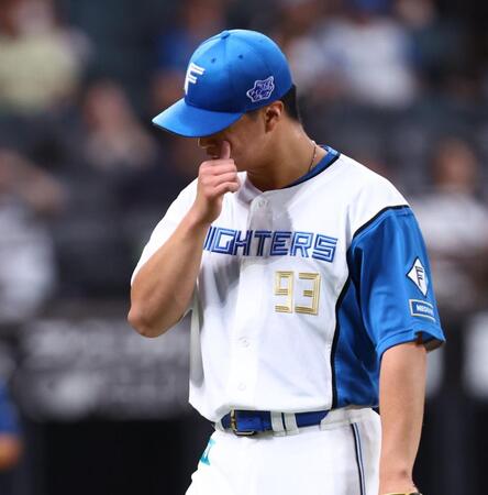 １２回、勝ち越しを許し、ベンチを出る松岡（撮影・中島達哉）