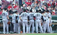 ５回攻撃前、円陣を組む巨人ナイン（撮影・北村雅宏）