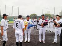 引退を発表した唐川（右から２人目）、角中（中）は２軍本拠地最終戦に出場し花束を手渡される