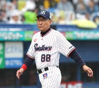 ７回、投手交代を告げ、ベンチへ戻る池山監督（撮影・西岡正）
