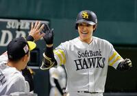 １回、先頭打者本塁打を放ちナインに迎えられる柳町