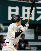 ６回、柳田がこの試合４安打目となる左前打を放つ