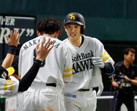 ５回、３ランを放ちナインに迎えられる山本祐