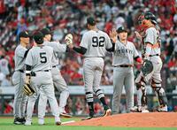 広島に勝利し、タッチを交わす巨人ナイン